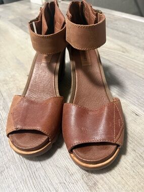 Woman’s Sorel Brown Leather Open-Toe Ankle Strap Sandals